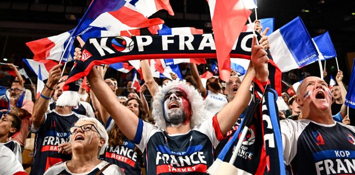 Aficionados franceses animan durante un partido de basquet entre Francia y Montenegro como preparación para el EuroBasket 2025 en el Vendespace de Mouilleron-le-Captif, en el oeste de Francia.