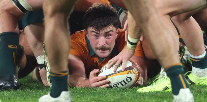 El jugador australiano Jeremy Williams coloca la pelota de nuevo en el ruck durante el tercer partido de prueba de rugby entre Australia y los British and Irish Lions en el Estadio Australia en Sídney.