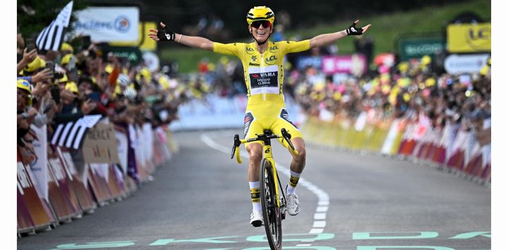 La ciclista francesa Pauline Ferrand-Prevot, líder de la general, celebra su victoria en la novena y última etapa (de 9) de la cuarta edición del Tour de Francia femenino, con el maillot amarillo del Team Visma | Lease a Bike.