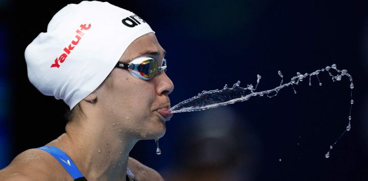 La nadadora argentina Macarena Ceballos se prepara para competir en una serie de los 50 m braza femeninos durante el Campeonato Mundial de Natación 2025 en Singapur.