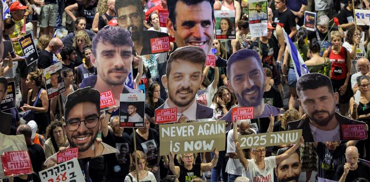 Manifestantes se congregan durante una protesta antigubernamental para exigir la liberación de los rehenes israelíes retenidos en la Franja de Gaza por militantes palestinos desde los atentados del 7 de octubre de 2023, frente a la sede del Ministerio de Defensa israelí en Tel Aviv.
