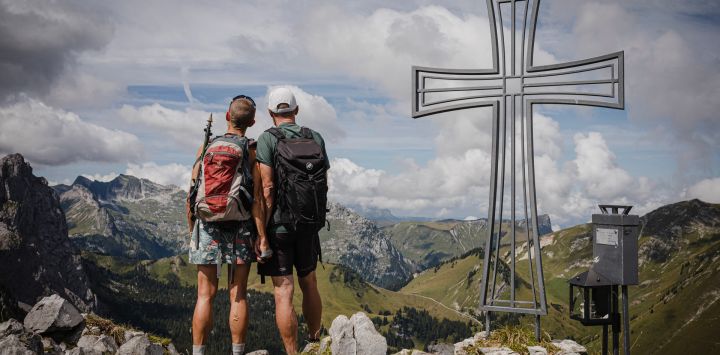 Patrick y Cathy, ambos de 58 años, posan en la cima del pico Wandflue, en los Alpes berneses, sobre Jaun, cantón de Friburgo. Cathy Rotzetter y Patrick se conocieron hace ocho meses: a través de un mensaje dejado en la cima de una montaña suiza.