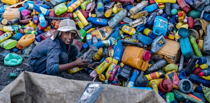 Un trabajador afgano clasifica latas de plástico reciclables en una planta de reciclaje a las afueras de Kabul.