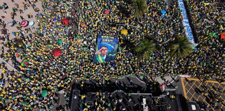 Vista aérea de simpatizantes del expresidente brasileño Jair Bolsonaro durante una manifestación en su favor en la playa de Copacabana, Río de Janeiro, Brasil.