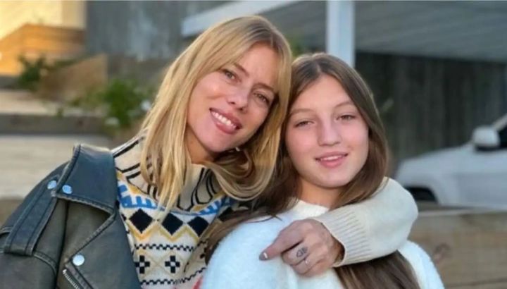 Con un doble look match, Nicole Neumann y Allegra Cubero debutaron en el modelaje con la tendencia más colorida