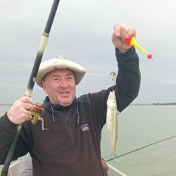 La chance de pescar en Los Chilenos no se remite a entrar en una embarcación, también de costa se lograron muy buenas capturas en los últimos días, a fondo con mojarra o filet de dientudo. 