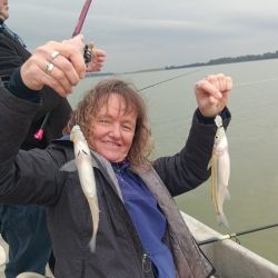 La chance de pescar en Los Chilenos no se remite a entrar en una embarcación, también de costa se lograron muy buenas capturas en los últimos días, a fondo con mojarra o filet de dientudo. 