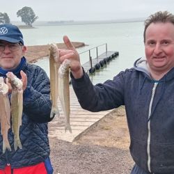 La chance de pescar en Los Chilenos no se remite a entrar en una embarcación, también de costa se lograron muy buenas capturas en los últimos días, a fondo con mojarra o filet de dientudo. 