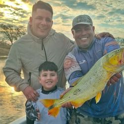 Tanto con señuelos como con carnada o mosca, buenos dorados se prenden para deleite de los aficionados. 