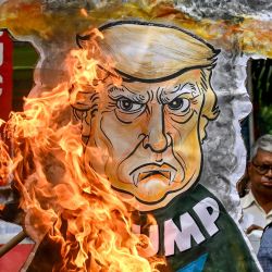 Activistas del Centro de Unidad Socialista de la India (SUCI) queman una efigie del presidente estadounidense Donald Trump durante una manifestación para conmemorar el 80 aniversario del primer ataque con bomba atómica del mundo, sobre Hiroshima al final de la Segunda Guerra Mundial, en Calcuta, India. | Foto:DIBYANGSHU SARKAR / AFP