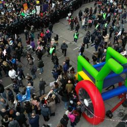 Esta vista aérea muestra a personas con discapacidad, sus familias y personal sanitario protestando contra el veto del presidente argentino Javier Milei a una ley que habría aumentado las pensiones de jubilación e invalidez frente al Congreso en Buenos Aires. | Foto:JUAN MABROMATA / AFP