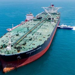 Esta vista aérea muestra el petrolero con bandera chipriota Princess Vanya cerca de la terminal petrolera de Al-Basrah (ABOT), a unos 50 kilómetros en aguas del Golfo, frente a la costa de la península de Faw, en el sur de Irak. | Foto:Hussein Faleh / AFP