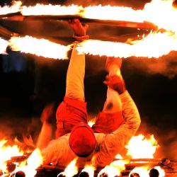 Imagen de un bailarín de fuego realizando una presentación durante la celebración de una procesión en el festival Esala Perahera, en Kandy, Sri Lanka. Esala Perahera es uno de los festivales budistas más grandiosos de Sri Lanka, con una historia de más de 1000 años. | Foto:Xinhua/Ajith Perera