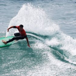 Imagen de una persona surfeando una ola durante la competición de surf del Abierto de Surf de Estados Unidos, en Huntington Beach, en el condado de Orange, California, Estados Unidos. | Foto:Xinhua/Qiu Chen