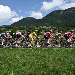 La corredora mauriciana Kimberley Le Court Pienaar, del equipo AG Insurance - Soudal, luciendo el maillot amarillo de líder de la general y en el pelotón durante la octava etapa (de 9) de la cuarta edición del Tour de Francia femenino, de 111,9 km entre Chambéry y Saint-François-Longchamp, cerca de La Motte-en-Bauges, sureste de Francia. | Foto:JULIEN DE ROSA / AFP
