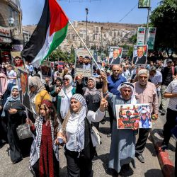 Manifestantes marchan en solidaridad con la población de la Franja de Gaza y los detenidos palestinos en la ciudad de Nablus, Cisjordania ocupada. | Foto:JAAFAR ASHTIYEH / AFP