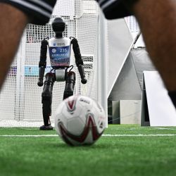 Miembros del equipo portugués de la Universidad de Minho entrenan antes de los Juegos Mundiales de Robots Humanoides en Pekín. | Foto:PEDRO PARDO / AFP