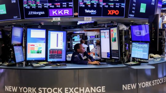 Big Tech impulsan repunte bursátil mientras Apple se dispara 4%