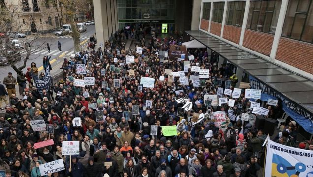 El CONICET vuelve a marchar en reclamo por el ajuste en el sector