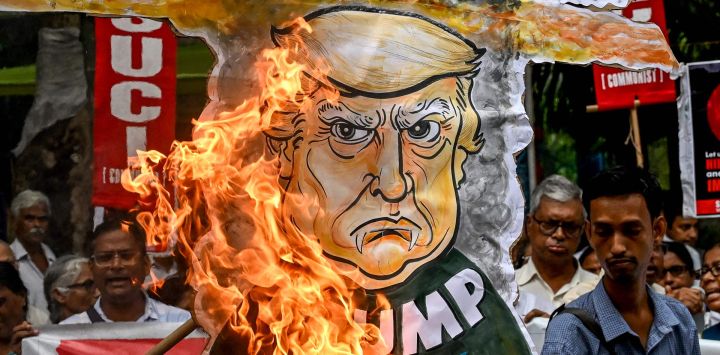 Activistas del Centro de Unidad Socialista de la India (SUCI) queman una efigie del presidente estadounidense Donald Trump durante una manifestación para conmemorar el 80 aniversario del primer ataque con bomba atómica del mundo, sobre Hiroshima al final de la Segunda Guerra Mundial, en Calcuta, India.