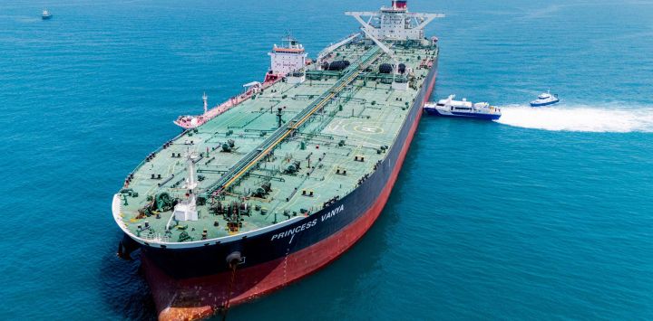 Esta vista aérea muestra el petrolero con bandera chipriota Princess Vanya cerca de la terminal petrolera de Al-Basrah (ABOT), a unos 50 kilómetros en aguas del Golfo, frente a la costa de la península de Faw, en el sur de Irak.