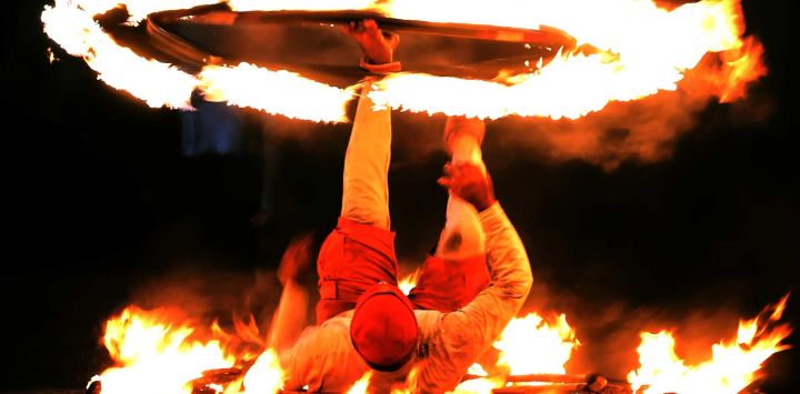 Imagen de un bailarín de fuego realizando una presentación durante la celebración de una procesión en el festival Esala Perahera, en Kandy, Sri Lanka. Esala Perahera es uno de los festivales budistas más grandiosos de Sri Lanka, con una historia de más de 1000 años.