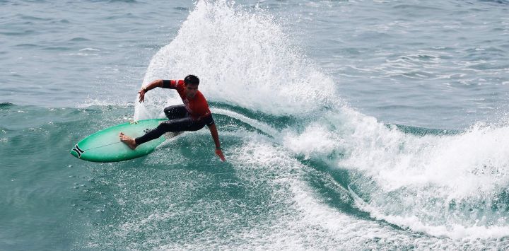 Imagen de una persona surfeando una ola durante la competición de surf del Abierto de Surf de Estados Unidos, en Huntington Beach, en el condado de Orange, California, Estados Unidos.