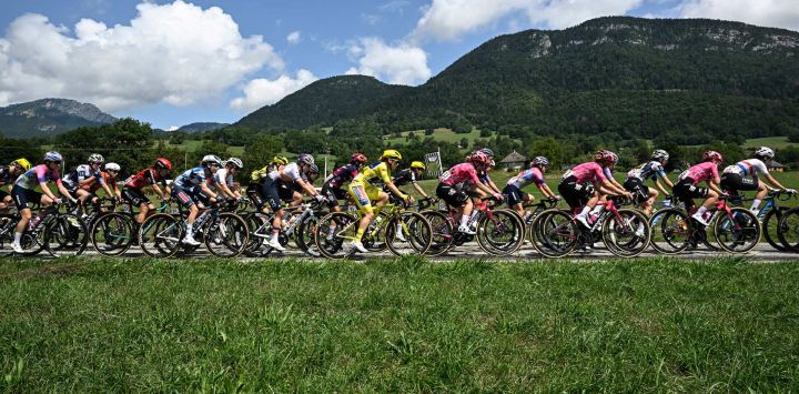 La corredora mauriciana Kimberley Le Court Pienaar, del equipo AG Insurance - Soudal, luciendo el maillot amarillo de líder de la general y en el pelotón durante la octava etapa (de 9) de la cuarta edición del Tour de Francia femenino, de 111,9 km entre Chambéry y Saint-François-Longchamp, cerca de La Motte-en-Bauges, sureste de Francia.