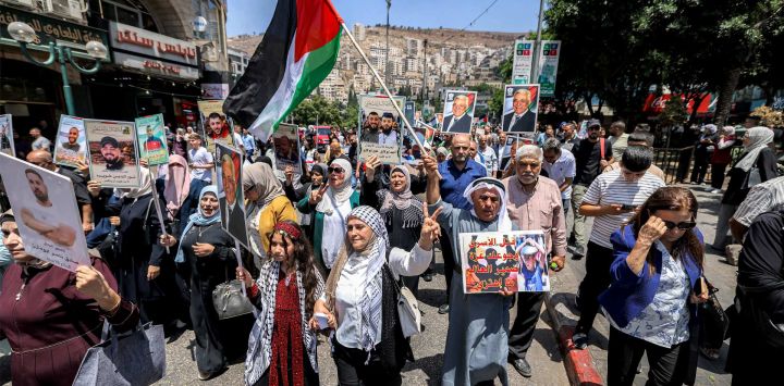 Manifestantes marchan en solidaridad con la población de la Franja de Gaza y los detenidos palestinos en la ciudad de Nablus, Cisjordania ocupada.