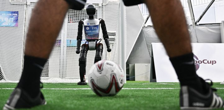 Miembros del equipo portugués de la Universidad de Minho entrenan antes de los Juegos Mundiales de Robots Humanoides en Pekín.