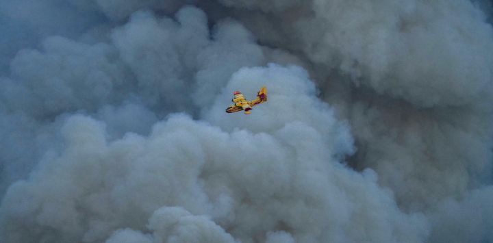Un Canadair CL-415 de la seguridad civil francesa sobrevuela un incendio forestal en Jonquières, suroeste de Francia. El incendio quemó 4.000 hectáreas de bosque y monte bajo en tan solo unas horas antes de llegar a la localidad de Saint-Laurent-de-la-Cabrerisse, donde se quemaron varias casas.