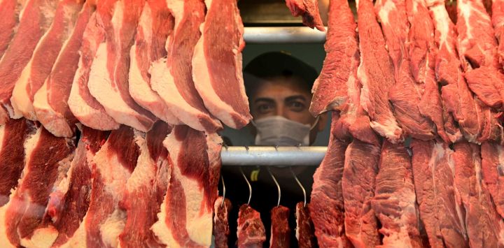 Un empleado revisa las reservas de cortes de carne en una carnicería, en Brasilia, Brasil. Brasil puede perder hasta 0,20 puntos porcentuales de su Producto Interno Bruto en 2025 y 0,38 en 2026, debido a los aranceles del 50 por ciento aplicados por Estados Unidos a productos brasileños, según estimaciones divulgadas por la Federación de Industrias del Estado de Sao Paulo.