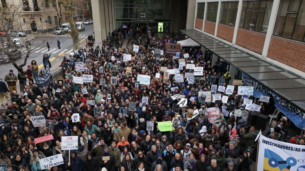 El CONICET vuelve a marchar en reclamo por el ajuste en el sector