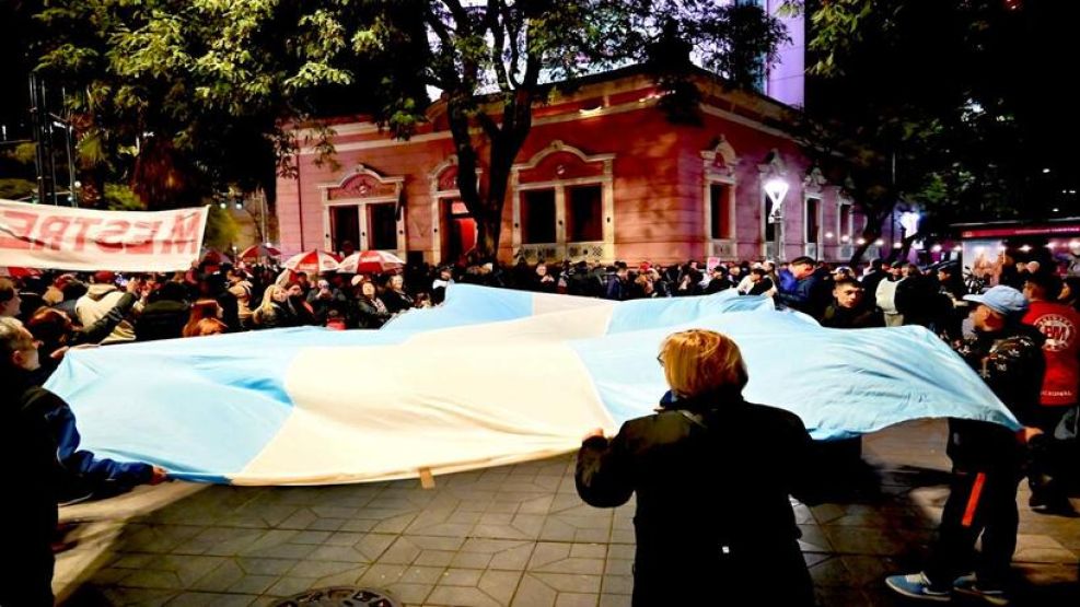 Protesta de "radicales sin peluca" en Casa Radical