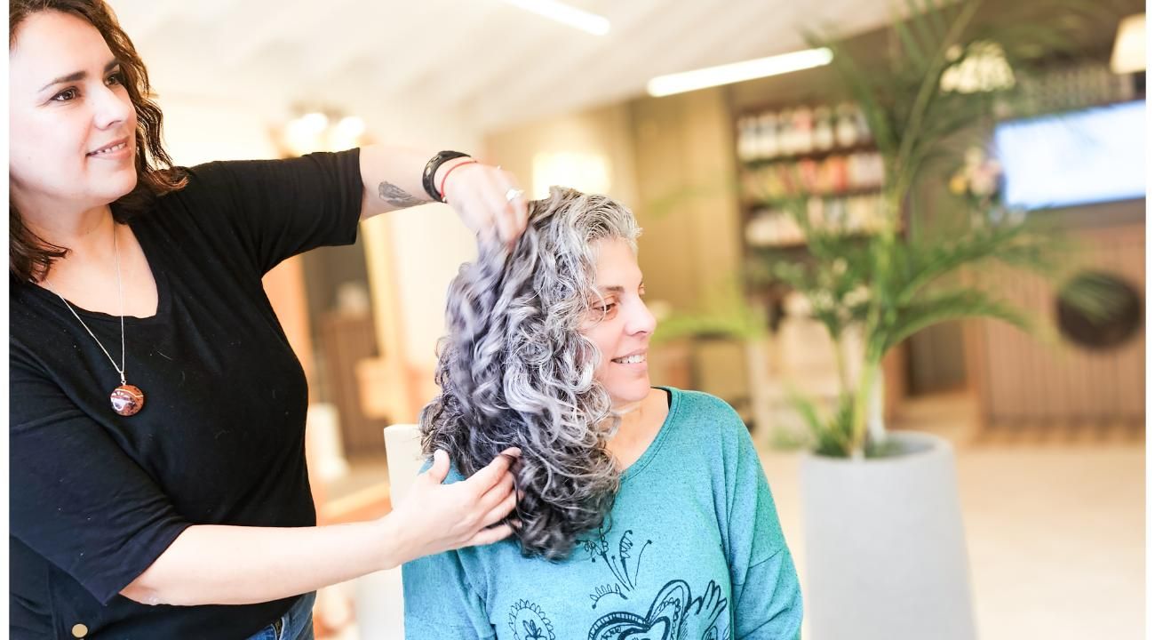 Canas naturales: un acto de amor propio y autenticidad. Por Tania García.