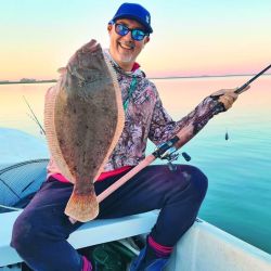 Líneas al agua es el tercer libro de Merino tras haber escrito la “Historia Motonáutica Argentina 1880-1980: los primeros 100 años” y luego La Pesca es puro cuento, relatos de su vida pescadora mezclados con el lado B de los famosos que llevó a pescar.