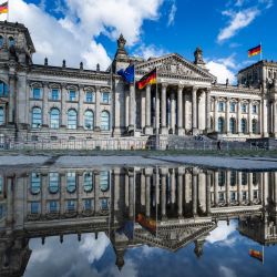El edificio del Reichstag, sede de la cámara baja del parlamento alemán, se refleja en un charco tras un diluvio en Berlín. | Foto:JOHN MACDOUGALL / AFP