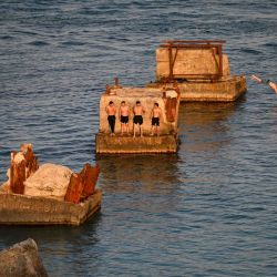 Imagen de personas divirtiéndose en el mar Caspio al atardecer, en Aktau, Kazajistán. Las personas a menudo disfrutan de una hermosa vista del atardecer sobre el mar Caspio en la ciudad portuaria kazaja de Aktau. | Foto:Xinhua/Li Renzi