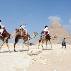Imagen de turistas visitando el punto escénico de las Pirámides de Giza, en Giza, Egipto. | Foto:Xinhua/Shadati