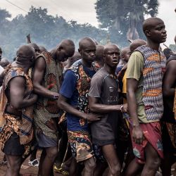 Los iniciados se mueven en filas sincronizadas durante el Festival Cultural Jola 2025 en Thiobon, región de Casamance. El Festival es un evento cultural significativo para el pueblo Jola, que marca la transición de la infancia a la adultez. Como parte de los ritos, los jóvenes iniciados se preparan para adentrarse en el bosque sagrado, un profundo viaje espiritual guiado por la tradición y la sabiduría ancestral. La ceremonia también enseña la importancia de respetar a los ancianos y a las mujeres, aprender a compartir y abrazar los principios del éxito y la comunidad. | Foto:MUHAMADOU BITTAYE / AFP