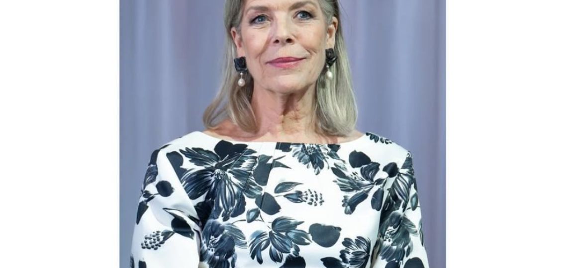 Carolina de Mónaco a sus 68 demuestra que los pantalones blancos ajustados o palazzos son la pieza favorecedora por excelencia