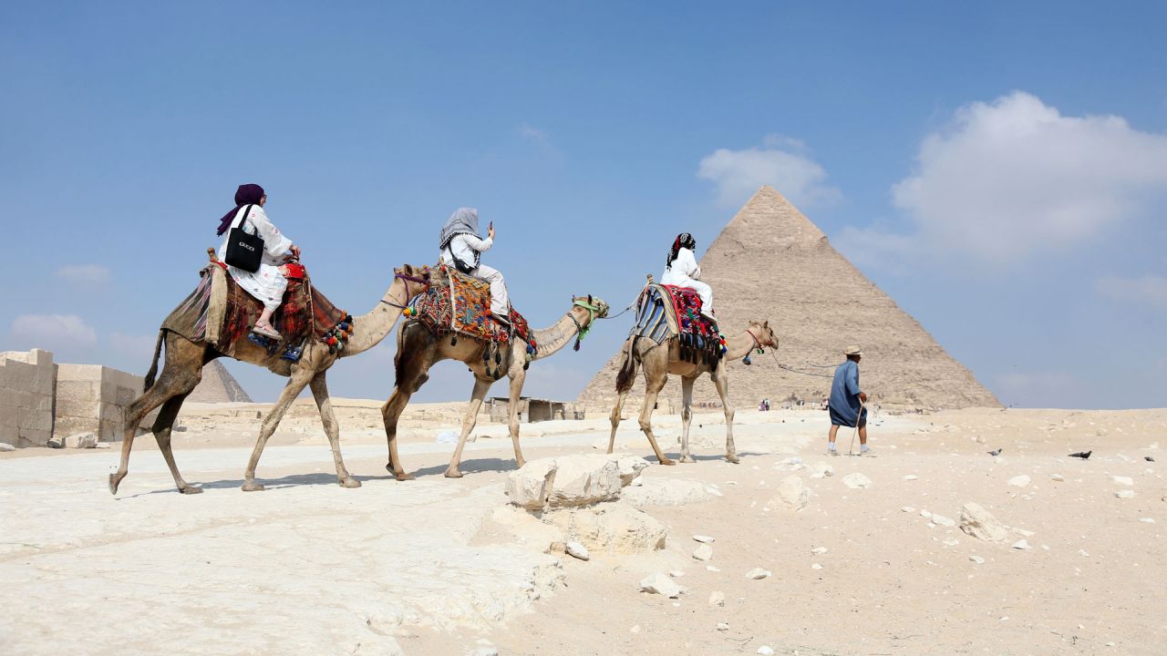 Imagen de turistas visitando el punto escénico de las Pirámides de Giza, en Giza, Egipto. | Foto:Xinhua/Shadati