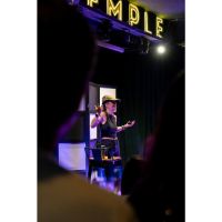 El cielo arriba del escenario: humor, astrología y una gira soñada