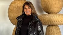 Teresa Calandra a sus 71 años da cátedra de estilo y redefine los jeans wide legs del momento
