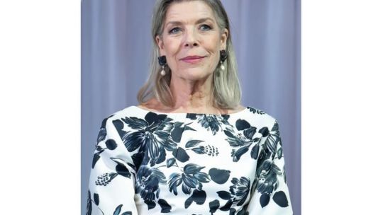 Carolina de Mónaco a sus 68 demuestra que los pantalones blancos ajustados o palazzos son la pieza favorecedora por excelencia