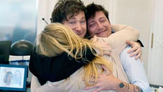Javier Milei, Karina Milei y Santiago Caputo, el abrazo del triángulo de hierro