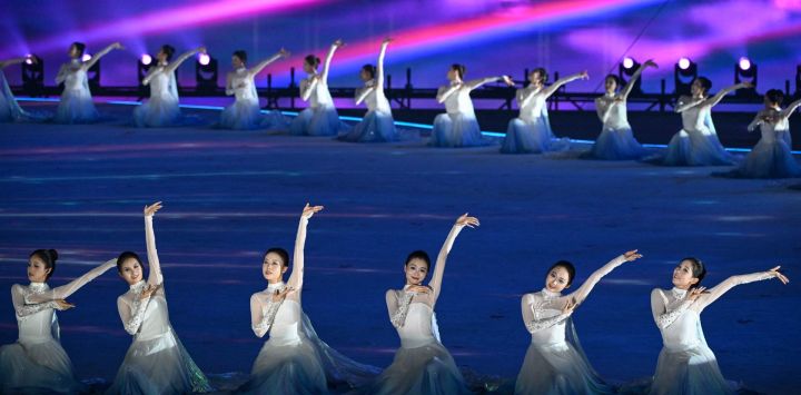 Artistas participan en la ceremonia inaugural de los Juegos Mundiales 2025 en el Centro Internacional de Convenciones de Tianfu en Chengdu, provincia de Sichuan, suroeste de China.