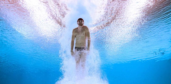 El saltador neozelandés Nathan Brown compite en la ronda preliminar de la prueba masculina de saltos de plataforma de 10 m durante el Campeonato Mundial de Natación 2025 en Singapur.