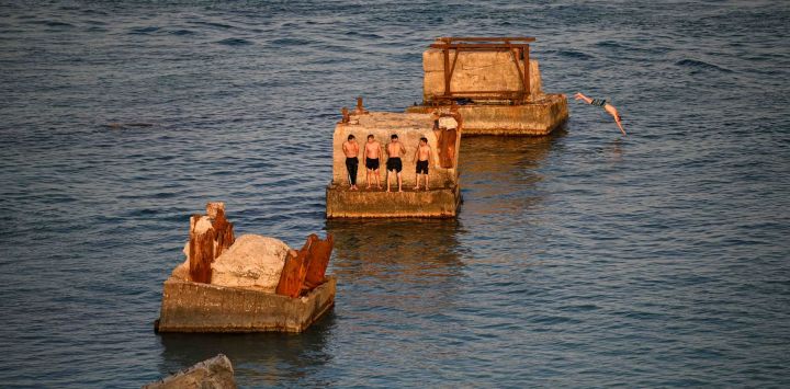 Imagen de personas divirtiéndose en el mar Caspio al atardecer, en Aktau, Kazajistán. Las personas a menudo disfrutan de una hermosa vista del atardecer sobre el mar Caspio en la ciudad portuaria kazaja de Aktau.