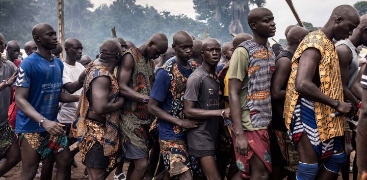 Los iniciados se mueven en filas sincronizadas durante el Festival Cultural Jola 2025 en Thiobon, región de Casamance. El Festival es un evento cultural significativo para el pueblo Jola, que marca la transición de la infancia a la adultez. Como parte de los ritos, los jóvenes iniciados se preparan para adentrarse en el bosque sagrado, un profundo viaje espiritual guiado por la tradición y la sabiduría ancestral. La ceremonia también enseña la importancia de respetar a los ancianos y a las mujeres, aprender a compartir y abrazar los principios del éxito y la comunidad.